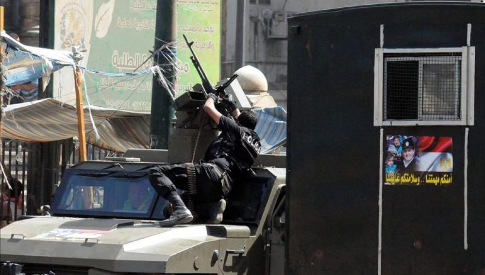 Fuerzas de seguridad egipcias en un vehículo armado este sábado en El Cairo.