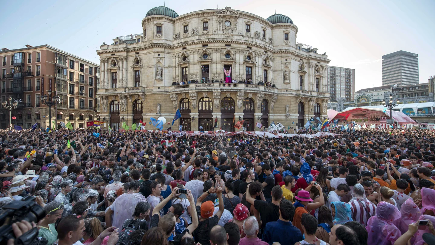 La concejala de Fiestas de Bilbao lanza el "txupin" junto a la "txupinera" suspendida La concejala de Fiestas de Bilbao lanza el "txupin" junto a la "txupinera" suspendida