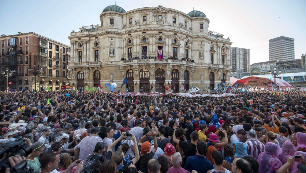 La concejala de Fiestas de Bilbao lanza el "txupin" junto a la "txupinera" suspendida