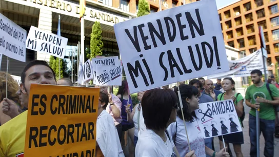Manifestantes frente a la sede del Ministerio de Sanidad Manifestantes frente a la sede del Ministerio de Sanidad