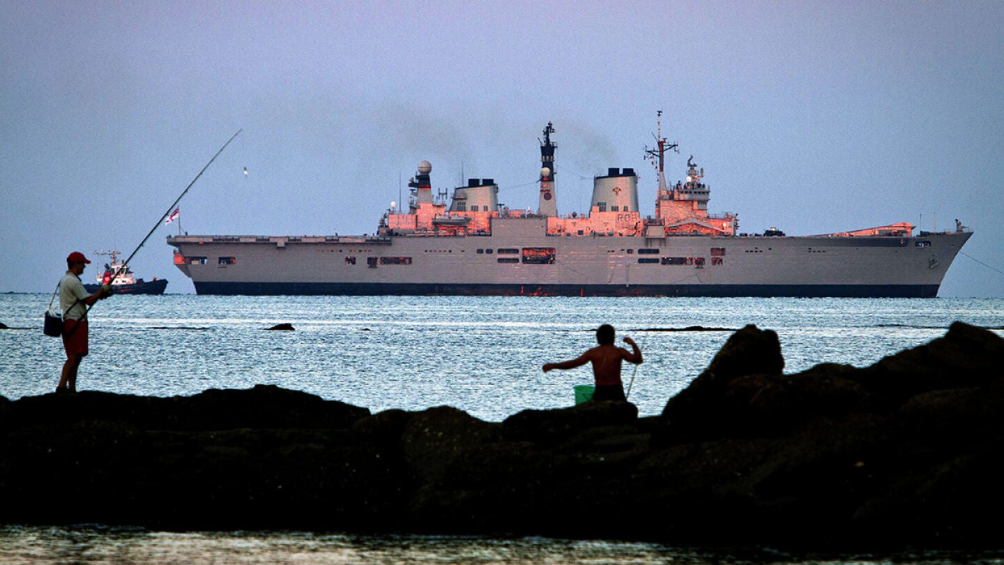 El HMS Illustrious, buque insignia de la armada brit&aacute;nica, a su llegada hoy a la base naval de Rota 