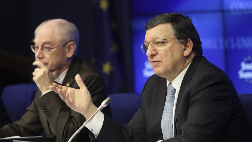 El presidente del Consejo Europeo, Herman Van Rompuy (i), y de la Comisión Europea, José Manuel Durao Barroso (dcha)