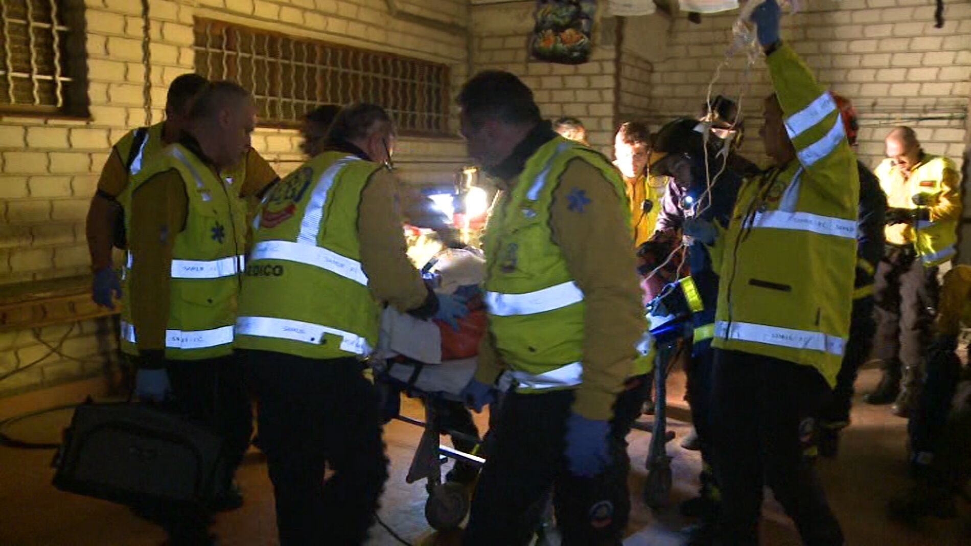 Una mujer cae de un cuarto piso