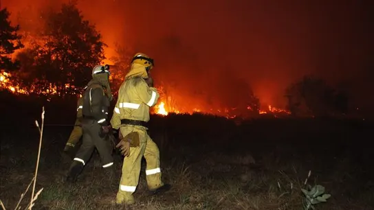 Bomberos se enfrentan al fuego en Vilamarín, Ourense Bomberos se enfrentan al fuego en Vilamarín, Ourense