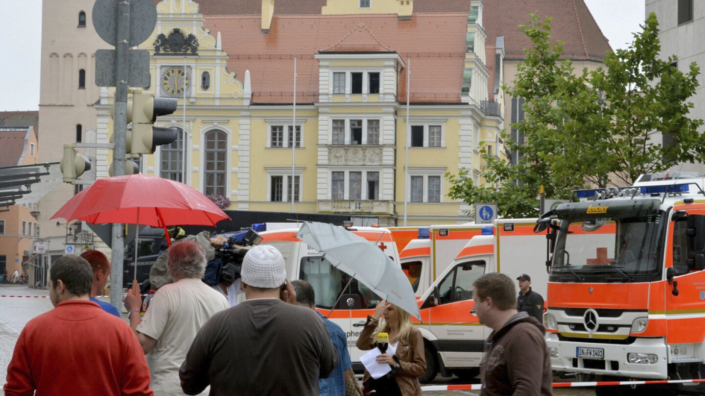 Veh&iacute;culos de emergencia y periodistas rodean el Ayuntamiento de Ingolstadt.