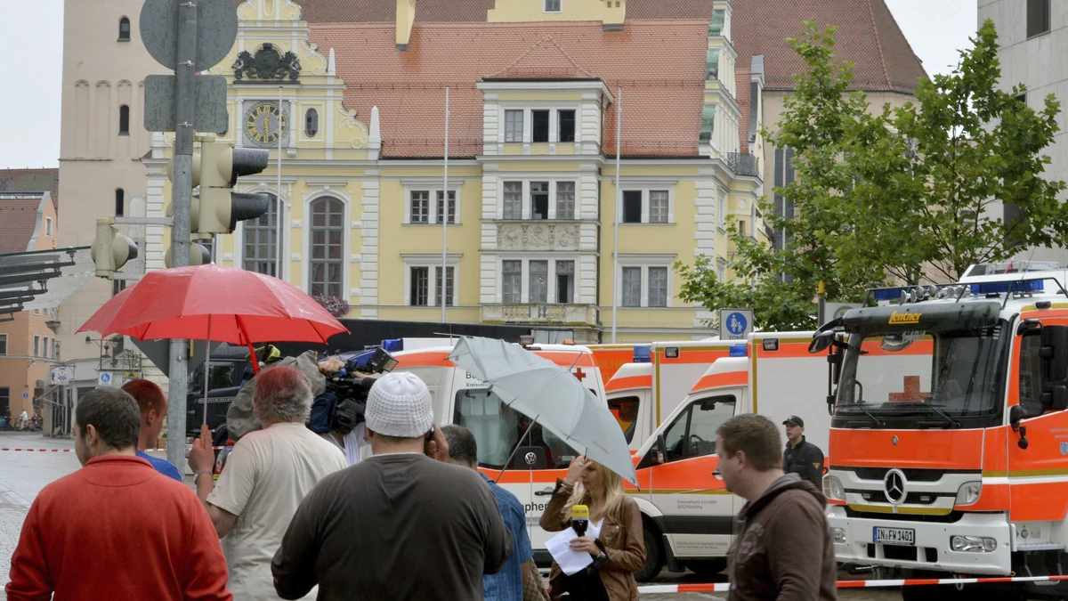 Vehículos de emergencia y periodistas rodean el Ayuntamiento de Ingolstadt.