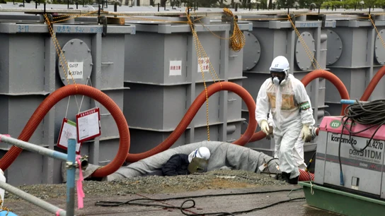 Un trabajador en la central nuclear de Fukushima Un trabajador en la central nuclear de Fukushima