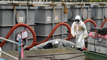 Un trabajador en la central nuclear de Fukushima