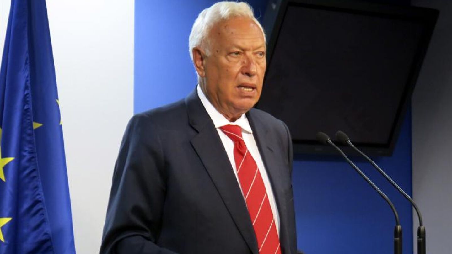Jos&eacute; Manuel Garc&iacute;a-Margallo habla ante los medios