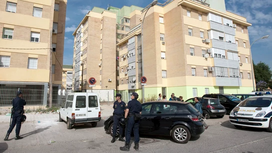 Policía nacional en la barriada de las Tres Mil Viviendas de Sevilla. Policía nacional en la barriada de las Tres Mil Viviendas de Sevilla.