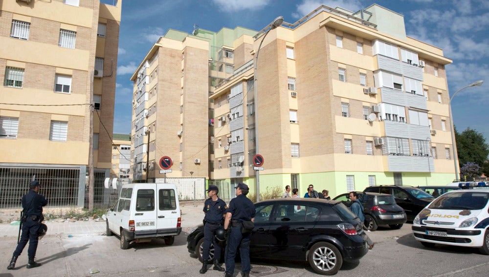Policía nacional en la barriada de las Tres Mil Viviendas de Sevilla.