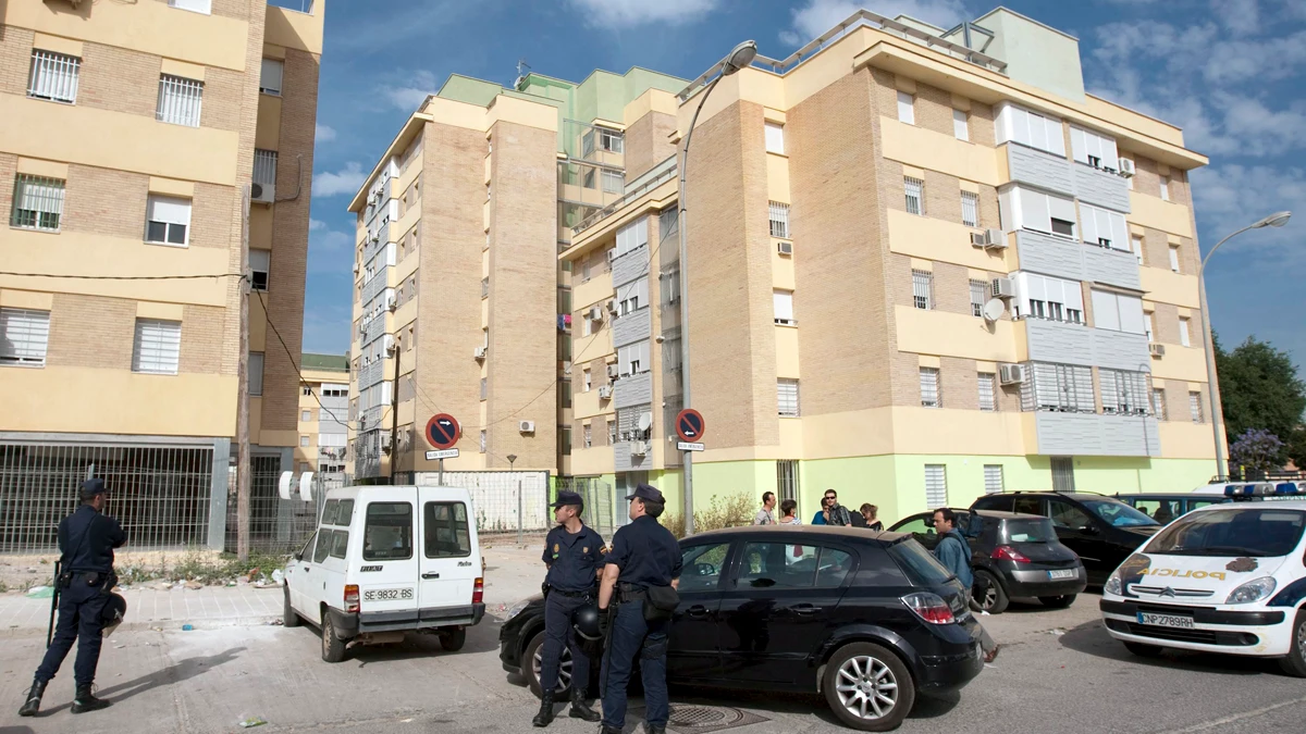 Policía nacional en la barriada de las Tres Mil Viviendas de Sevilla.