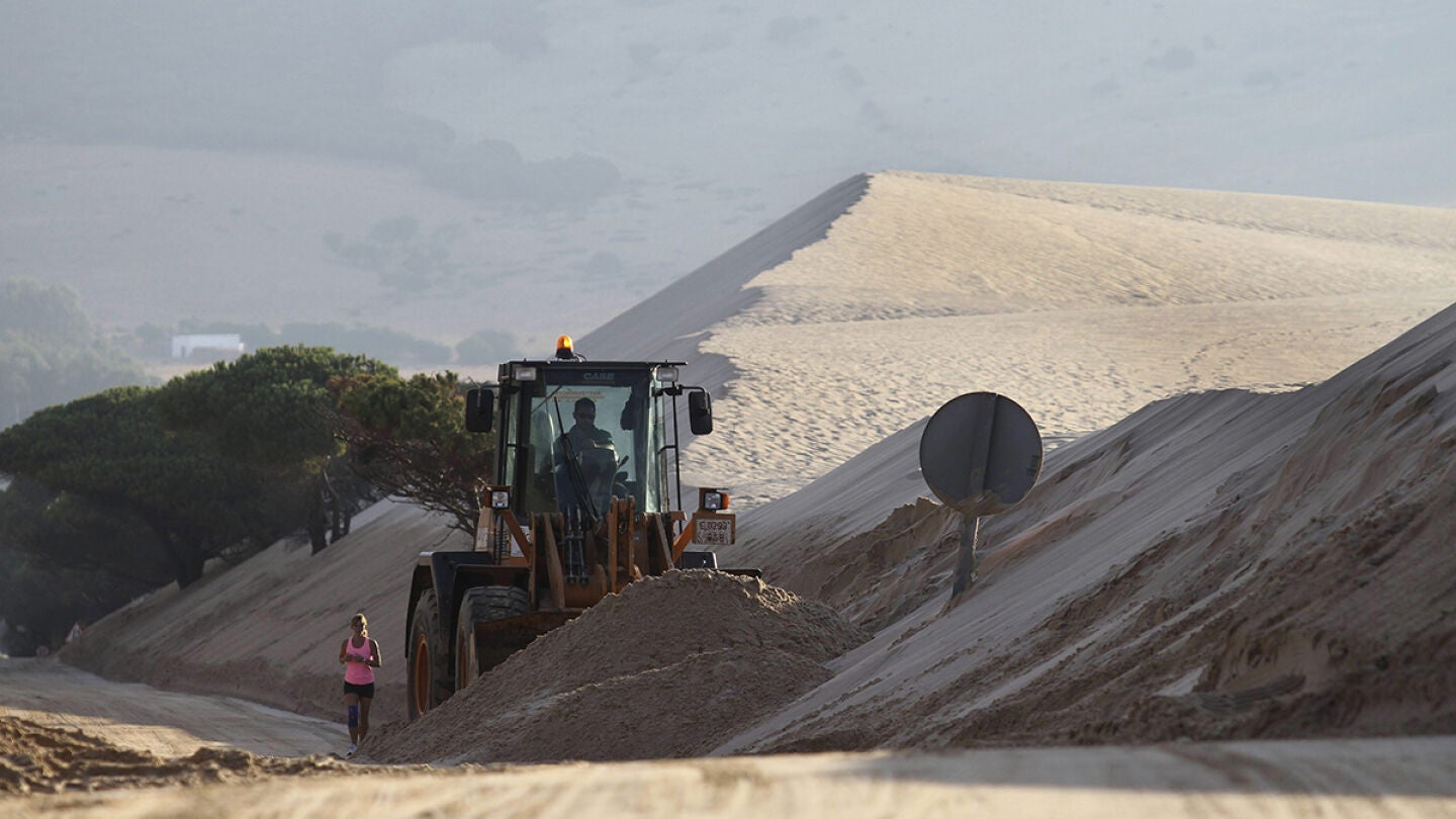 Interior ordena impedir el paso de camiones con arena para la construcci&oacute;n de un espig&oacute;n en el Pe&ntilde;&oacute;n