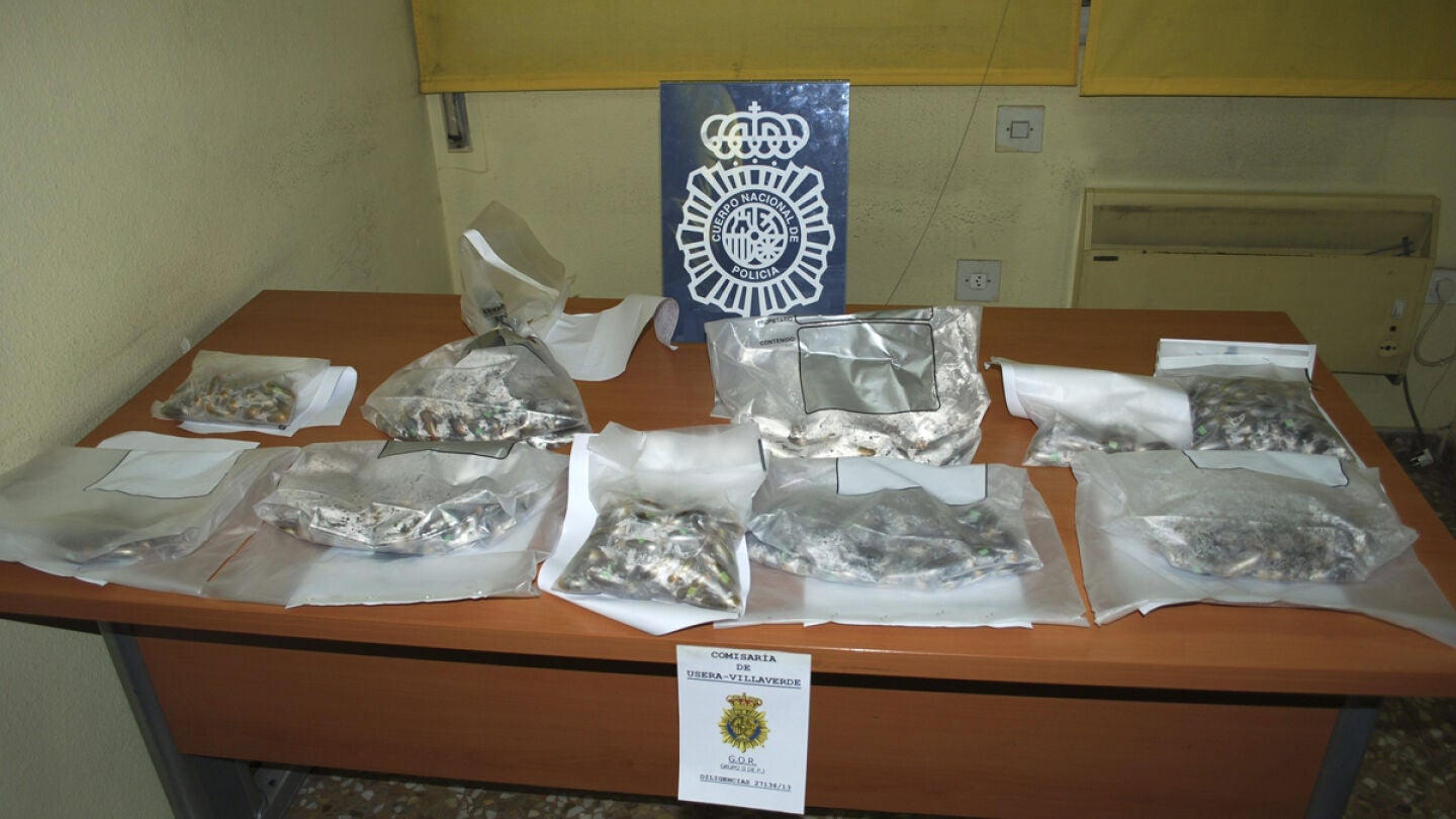 Las 608 bellotas de hach&iacute;s incautadas.