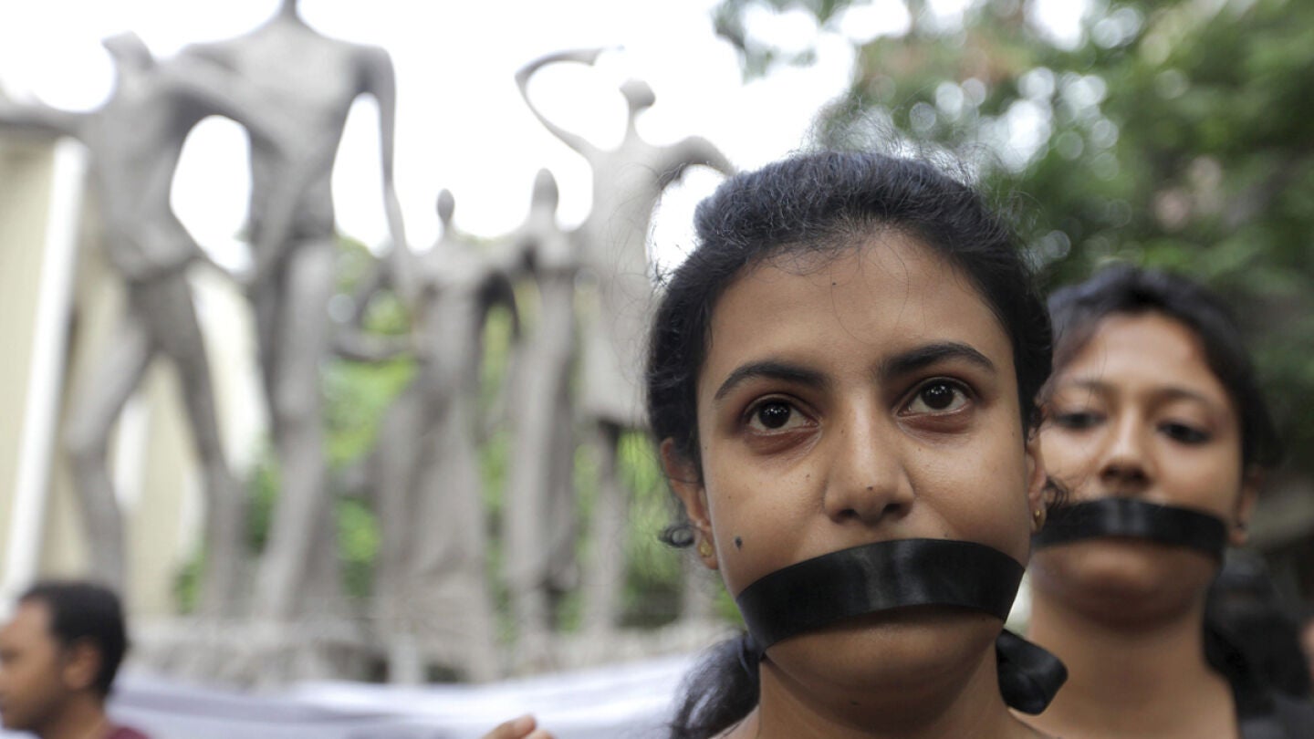 Varias estudiantes protesta para denunciar los cr&iacute;menes contra las mujeres en la India.