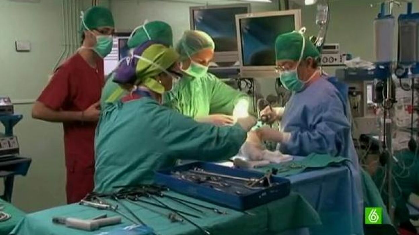 Mesa de operaciones en un quir&oacute;fano