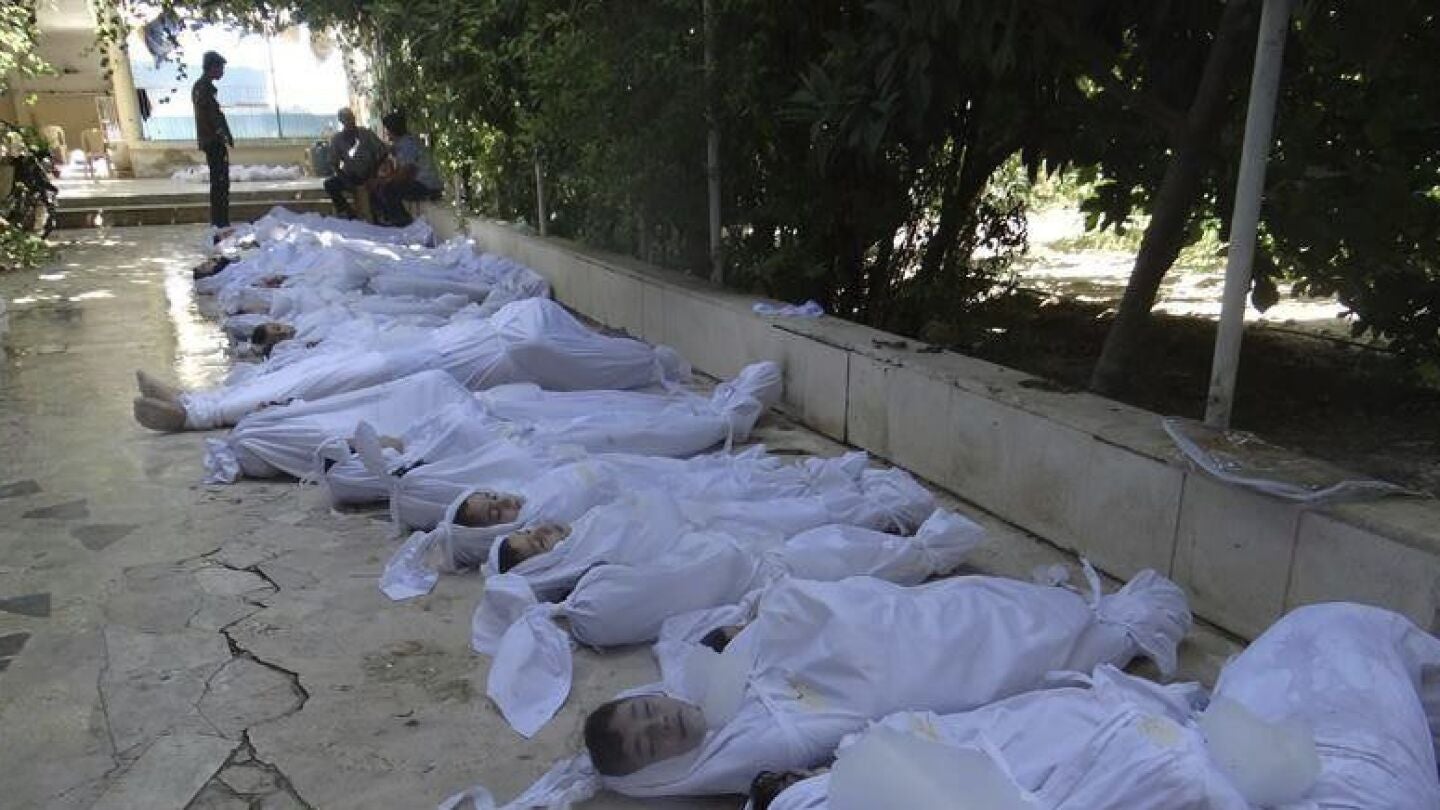Cad&aacute;veres tendidos sobre el suelo en Siria