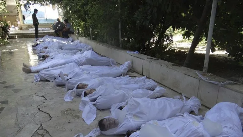 Cadáveres tendidos sobre el suelo en Siria