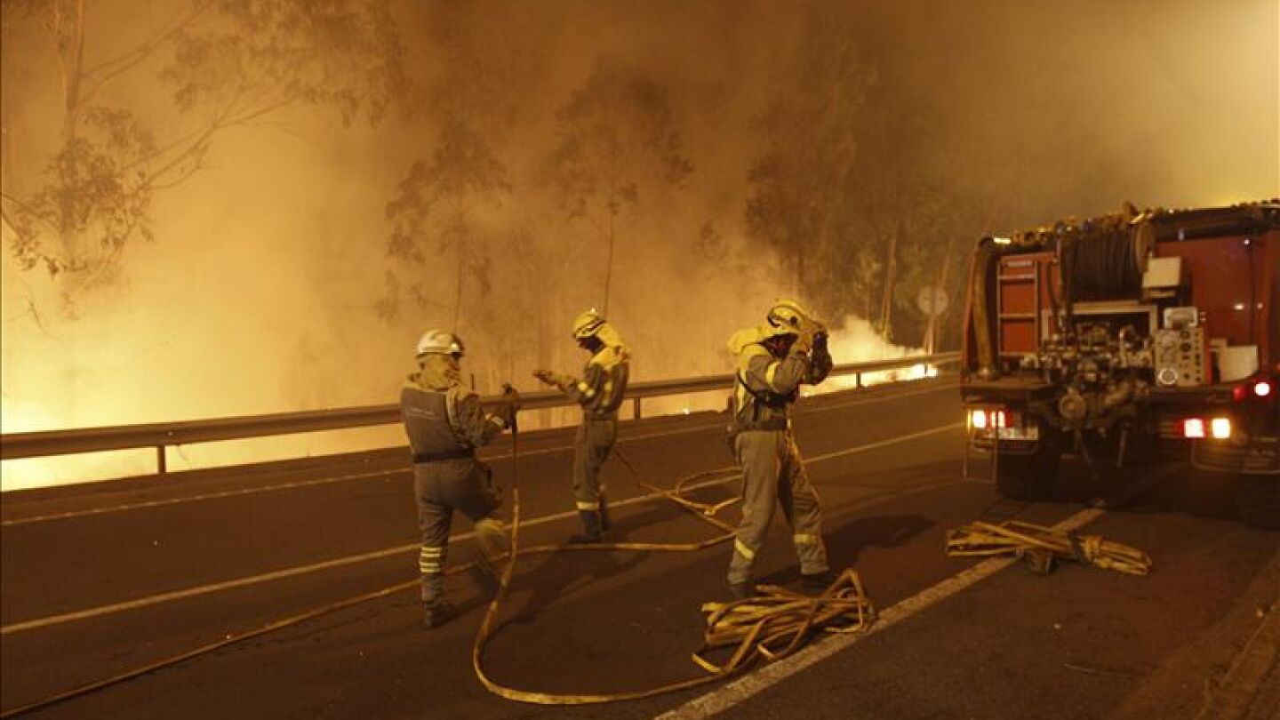 Los bomberos trabajan en la extinci&oacute;n del incendio