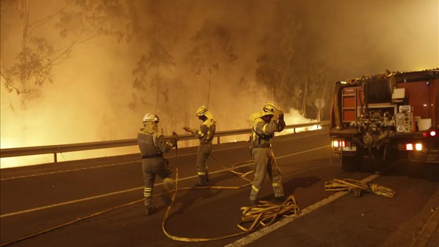 Los bomberos trabajan en la extinción del incendio Los bomberos trabajan en la extinción del incendio