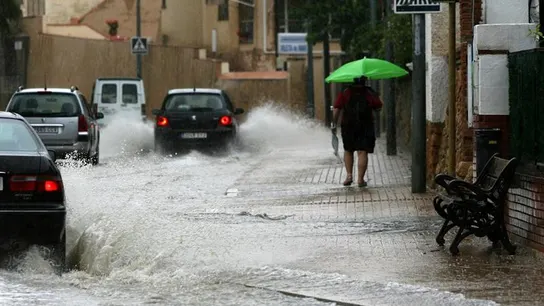 Vista de una calle de Tarragona inundada a causa de la tormenta Vista de una calle de Tarragona inundada a causa de la tormenta