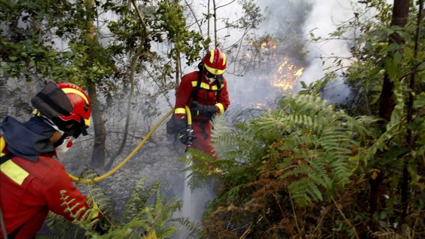 Efectivos de Emergencias durante las labores de extinci&oacute;n del incendio forestal en Boiro