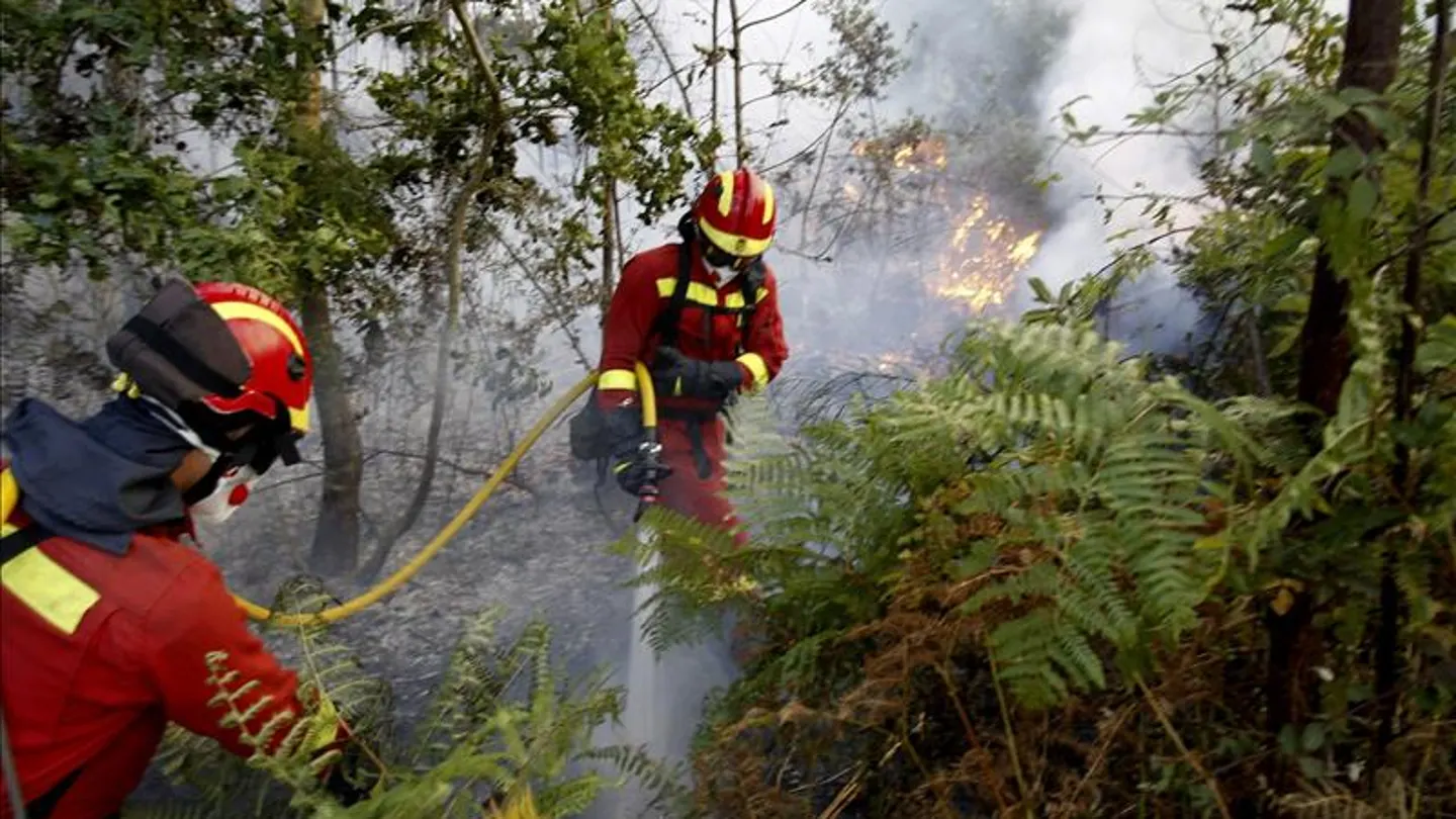 Efectivos de Emergencias durante las labores de extinción del incendio forestal en Boiro Efectivos de Emergencias durante las labores de extinción del incendio forestal en Boiro
