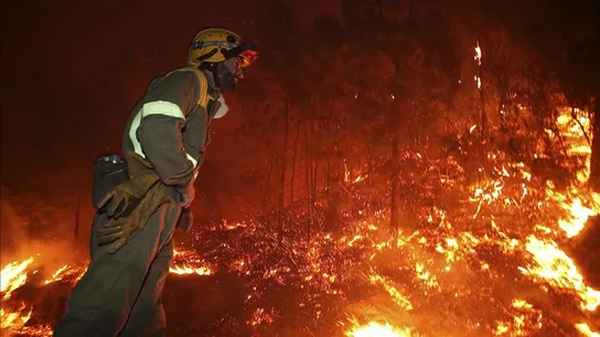 En la imagen, un incendio forestal en la parroquia de Burgueira en Oia En la imagen, un incendio forestal en la parroquia de Burgueira en Oia