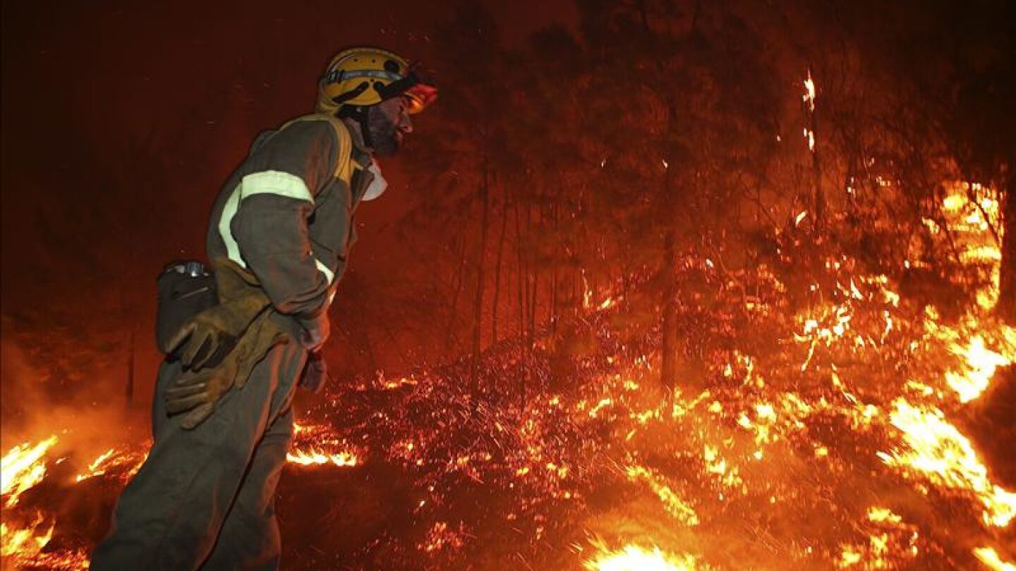 En la imagen, un incendio forestal en la parroquia de Burgueira en Oia