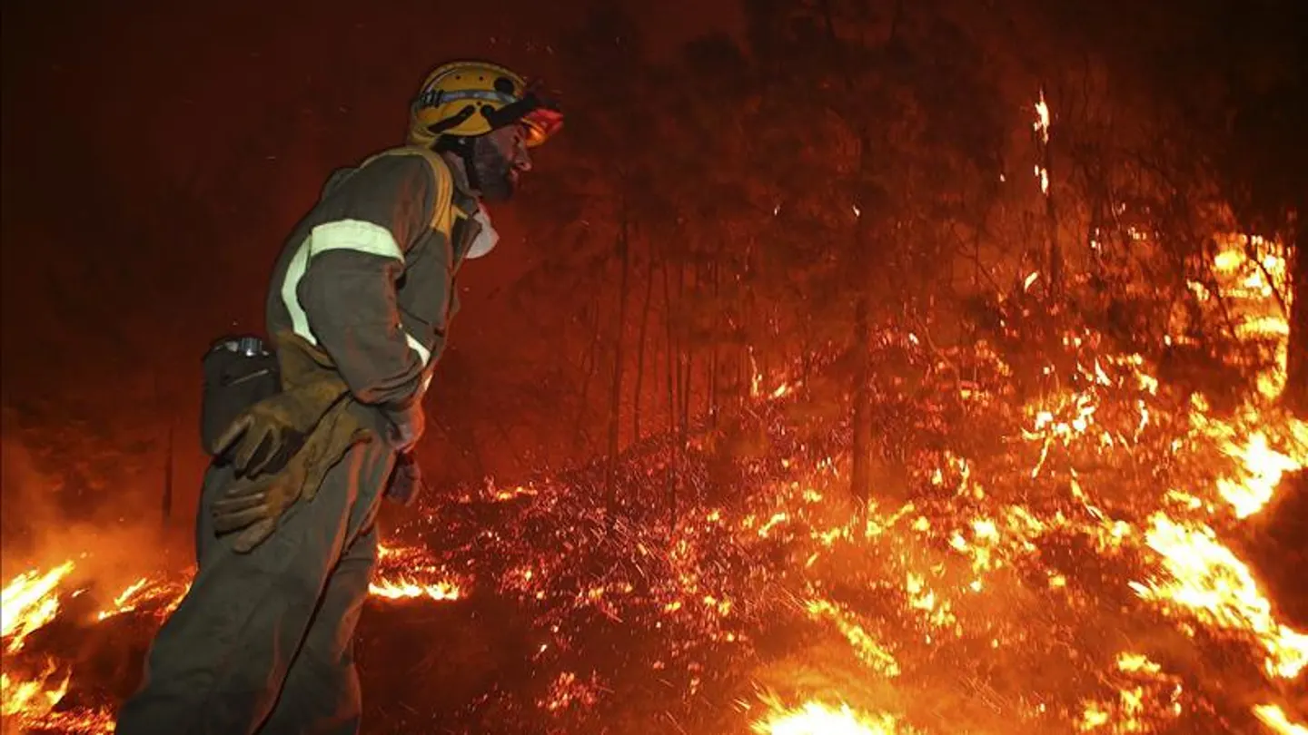 En la imagen, un incendio forestal en la parroquia de Burgueira en Oia En la imagen, un incendio forestal en la parroquia de Burgueira en Oia