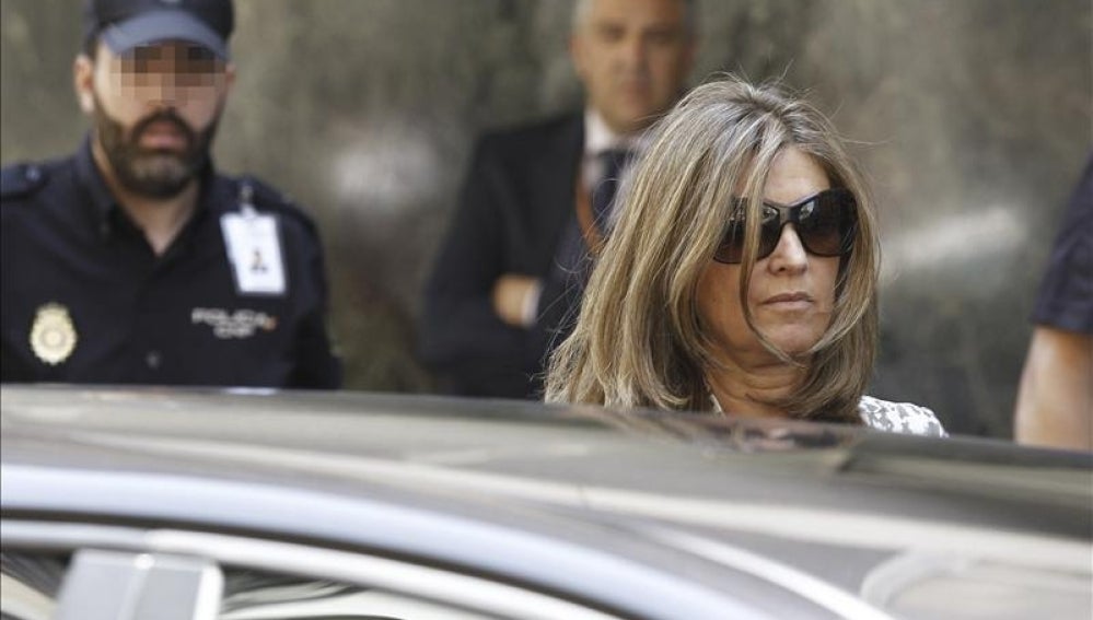 Rosalia Iglesias, mujer del extesorero del PP Luis Bárcenas, a la salida de la Audiencia Nacional.