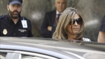 Rosalia Iglesias, mujer del extesorero del PP Luis Bárcenas, a la salida de la Audiencia Nacional.