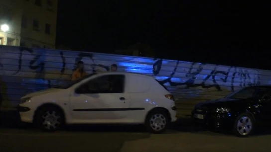 Jóvenes bebiendo en la calle Jóvenes bebiendo en la calle