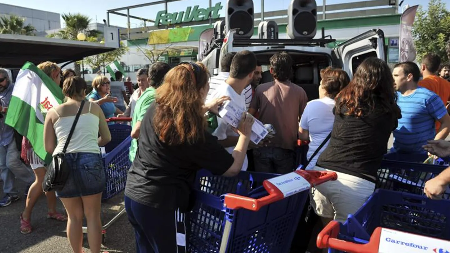 Imagen de la acción del SAT con el material del supermercado Imagen de la acción del SAT con el material del supermercado