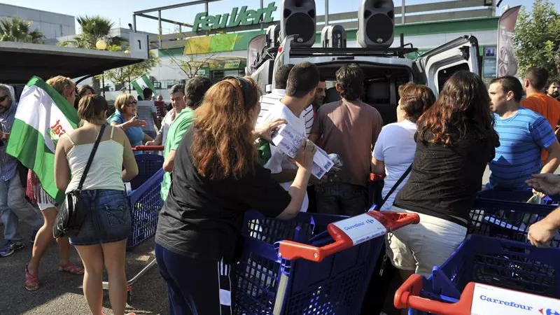 Imagen de la acción del SAT con el material del supermercado Imagen de la acción del SAT con el material del supermercado