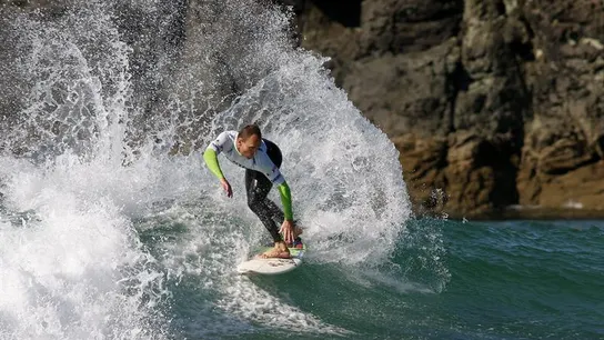 Surfista durante el Pantín Surf Camp Surfista durante el Pantín Surf Camp