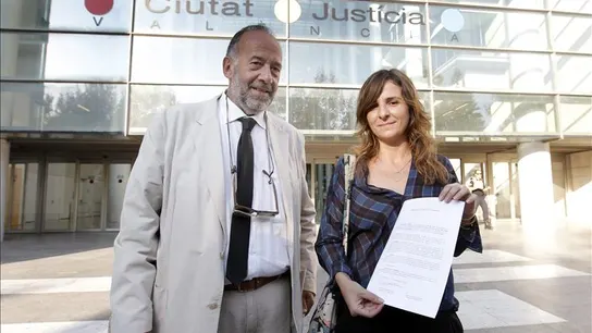 Betariz Garrote, presidenta de la asociación y el abogado Vicente Baeza en la ciudad de la Justicia Betariz Garrote, presidenta de la asociación y el abogado Vicente Baeza en la ciudad de la Justicia