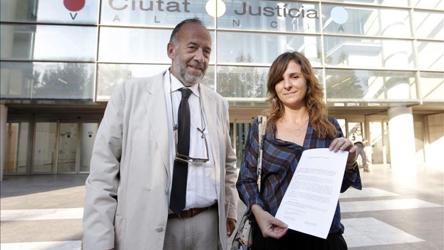 Betariz Garrote, presidenta de la asociaci&oacute;n y el abogado Vicente Baeza en la ciudad de la Justicia