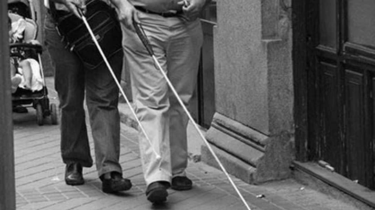 Dos invidentes caminando con bastones. Dos invidentes caminando con bastones.