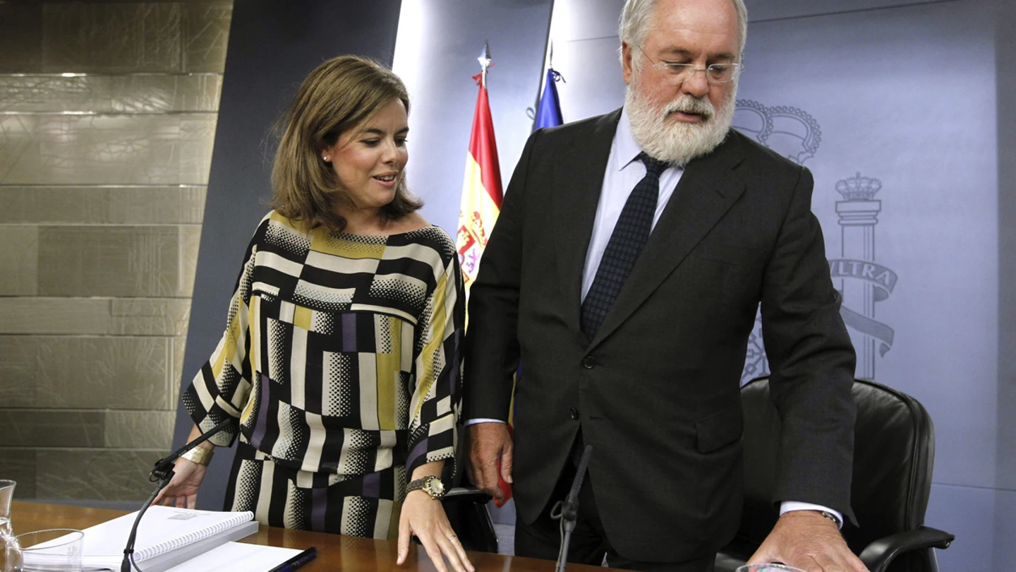 Soraya Sáenz de Santamaría, y Miguel Arias Cañete, tras el primer Consejo de Ministros después deL Verano. Soraya Sáenz de Santamaría, y Miguel Arias Cañete, tras el primer Consejo de Ministros después deL Verano.