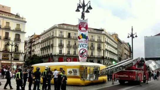Un activista antidesahucios pasa la noche subido a una farola de la Puerta del Sol contra 'Madrid 2020' Un activista antidesahucios pasa la noche subido a una farola de la Puerta del Sol contra 'Madrid 2020'