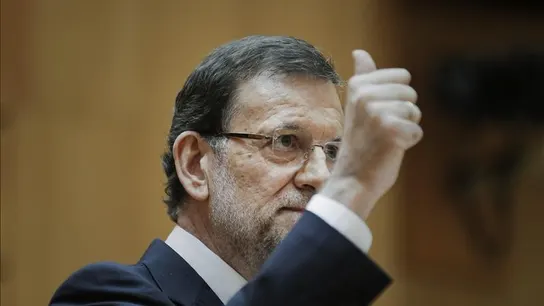 Mariano Rajoy levanta el pulgar de su mano derecha Mariano Rajoy levanta el pulgar de su mano derecha