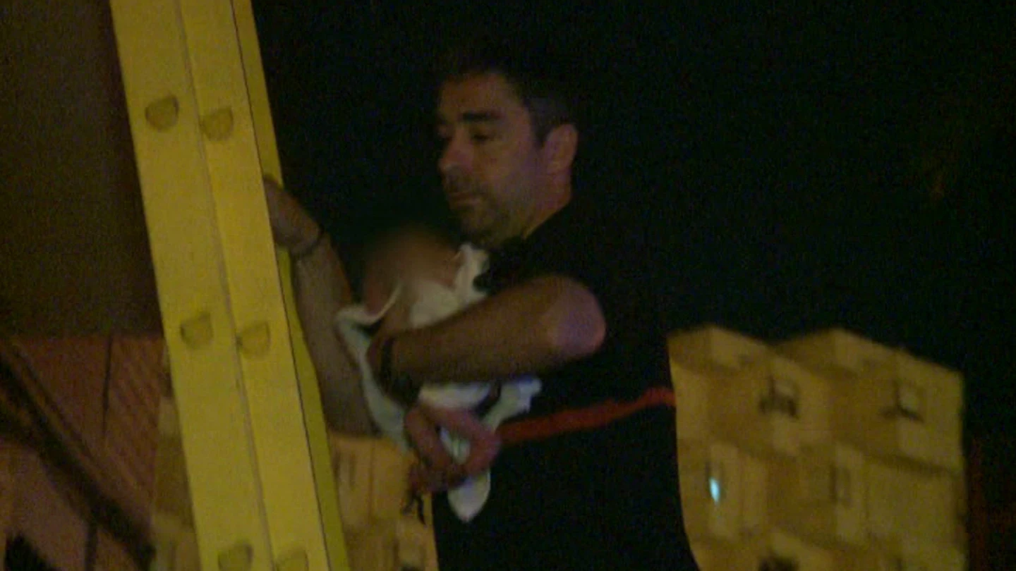 Los bomberos rescatan a un neonato Los bomberos rescatan a un neonato