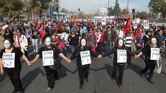Miles de personas con fotografías de desaparecidos marchan en conmemoración del 40 aniversario del golpe de Pinochet Miles de personas con fotografías de desaparecidos marchan en conmemoración del 40 aniversario del golpe de Pinochet