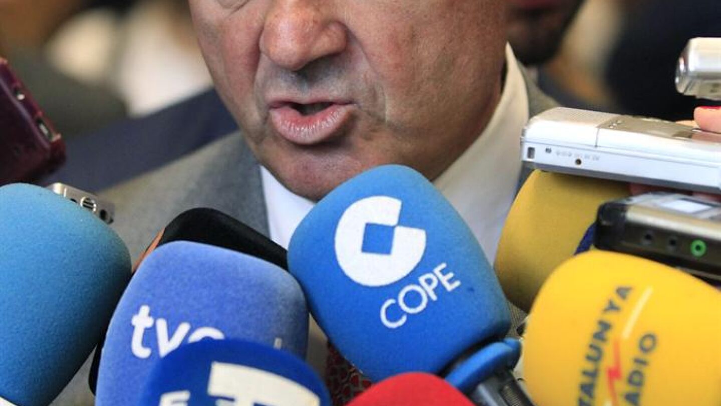 El ministro de Econom&iacute;a y Competitividad, Luis de Guindos, en declaraciones a los medios de comunicaci&oacute;n