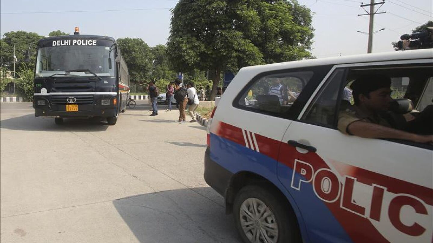 Un furg&oacute;n de la polic&iacute;a traslada a los cuatro adultos implicados en la violaci&oacute;n