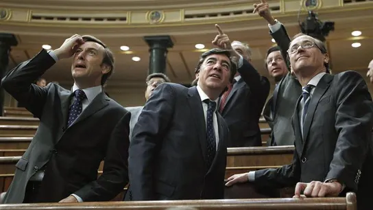 Los diputados del PP observan caer el agua desde sus escaños Los diputados del PP observan caer el agua desde sus escaños