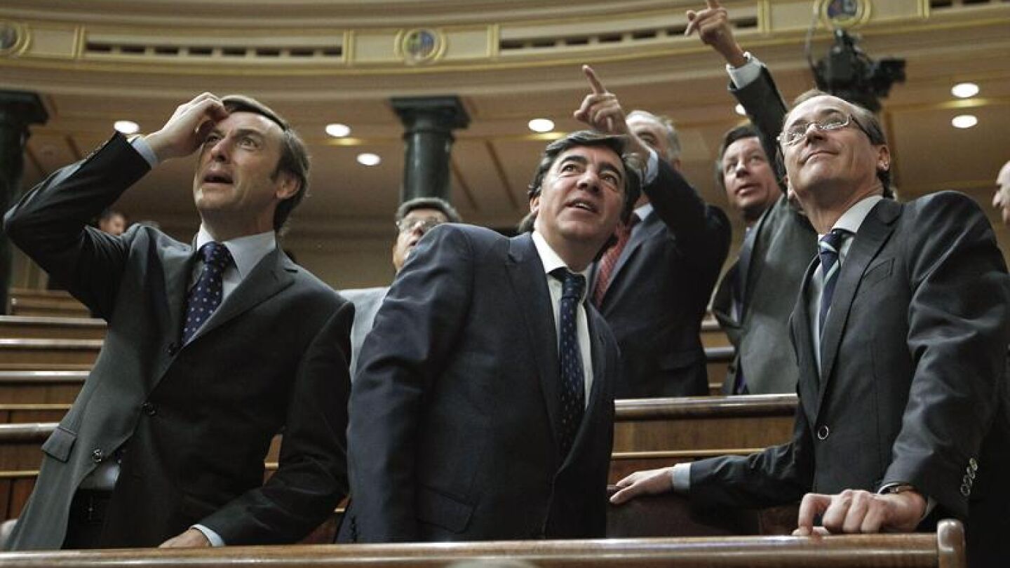 Los diputados del PP observan caer el agua desde sus esca&ntilde;os