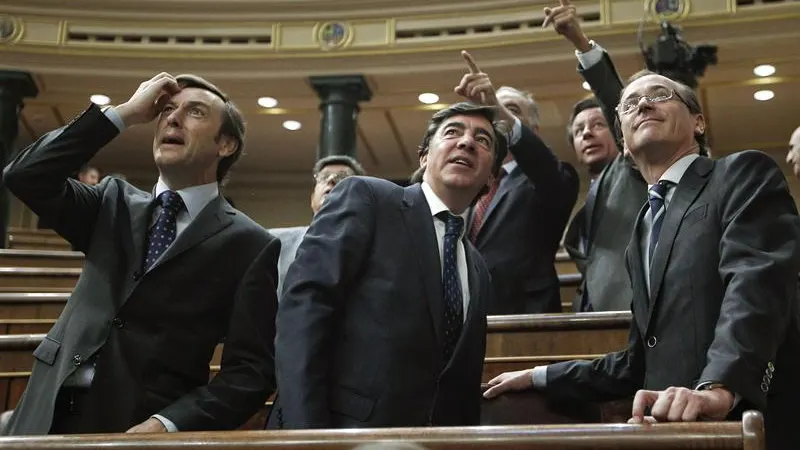 Los diputados del PP observan caer el agua desde sus escaños Los diputados del PP observan caer el agua desde sus escaños