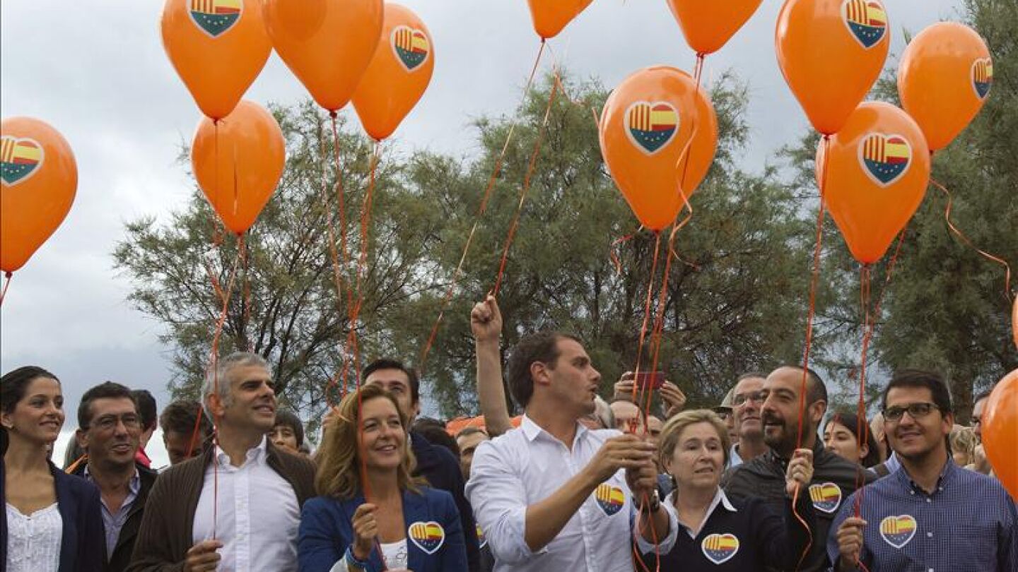 Ciutadans lanzando globos en la festividad de la Diada